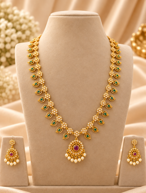 Emerald Manga Necklace Set